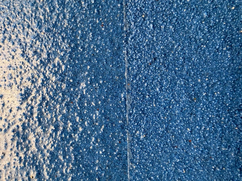 Revestimento em resina cor Azul Atlântico com dois tipos de acabamento