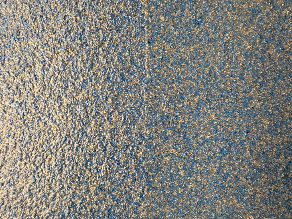 Revestimento em resina cor Azul Horizonte com dois tipos de acabamento