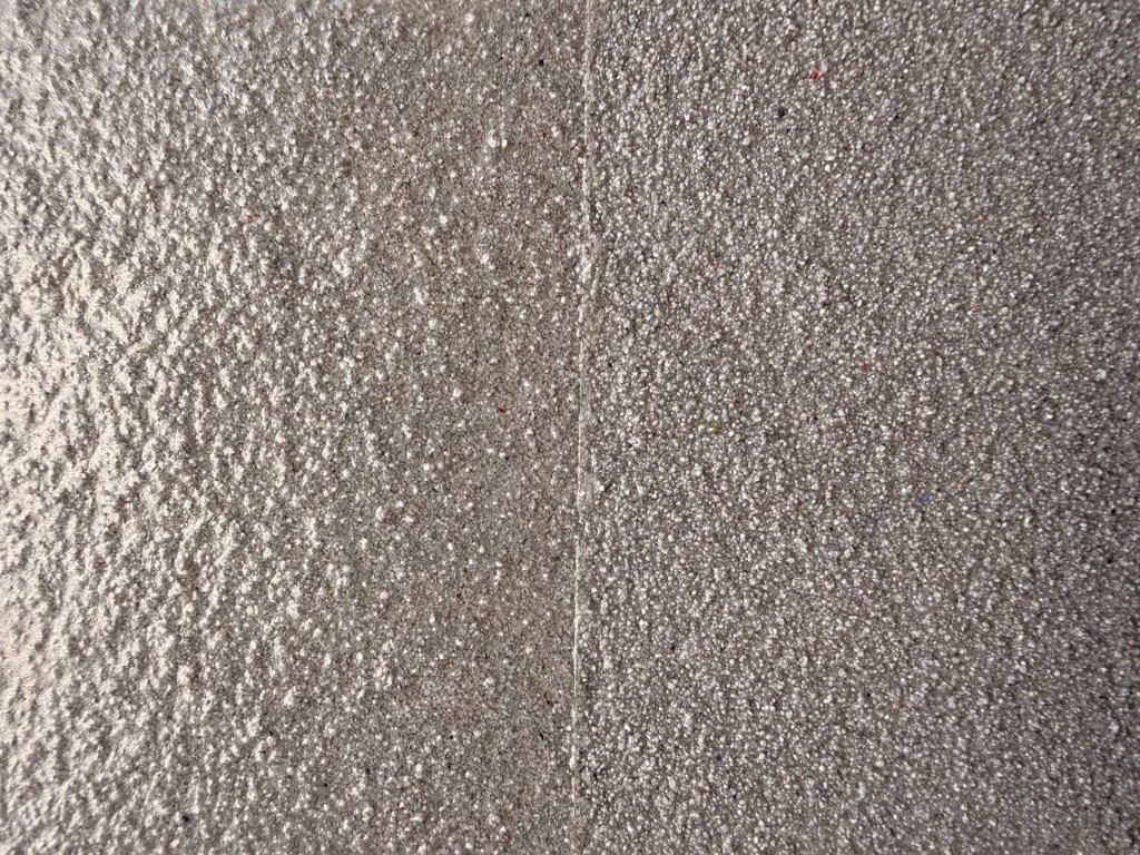 Revestimento em resina cor Cinza Mineral com dois tipos de acabamento