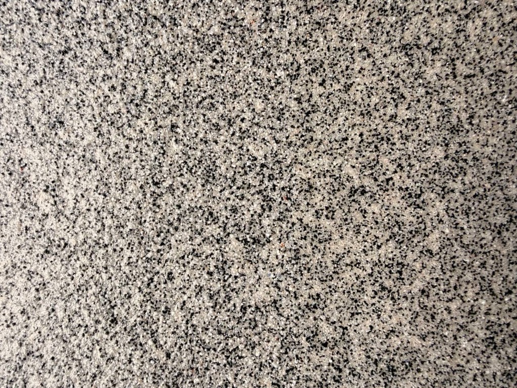 Revestimento em resina cor Granito Atlântico com dois tipos de acabamento