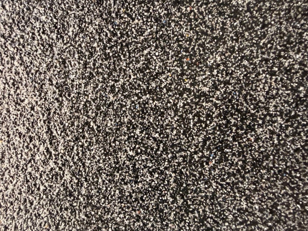 Revestimento em resina cor Granito com dois tipos de acabamento