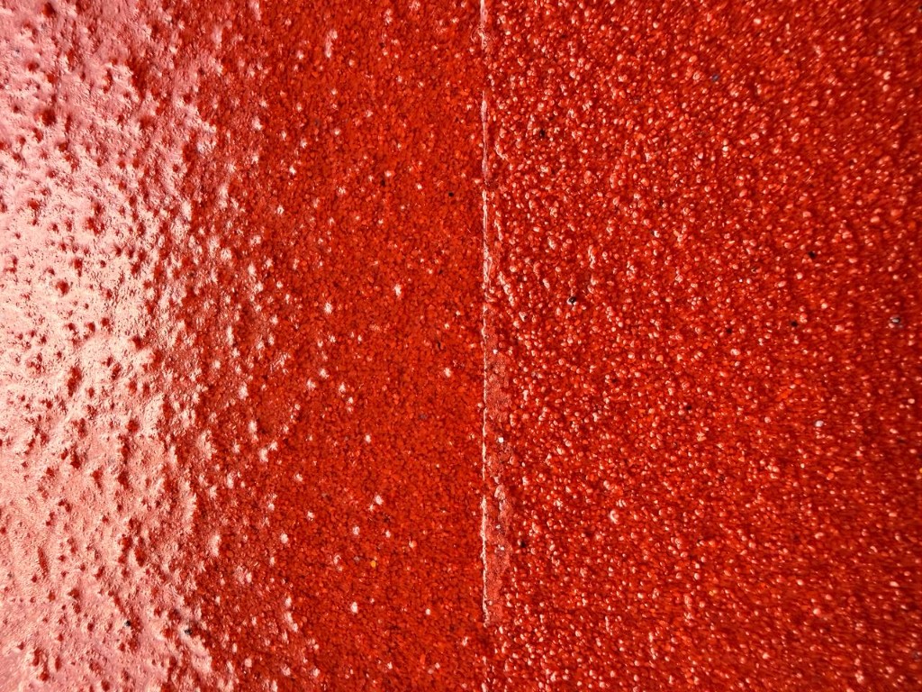 Revestimento em resina cor Vermelho Rubi com dois tipos de acabamento