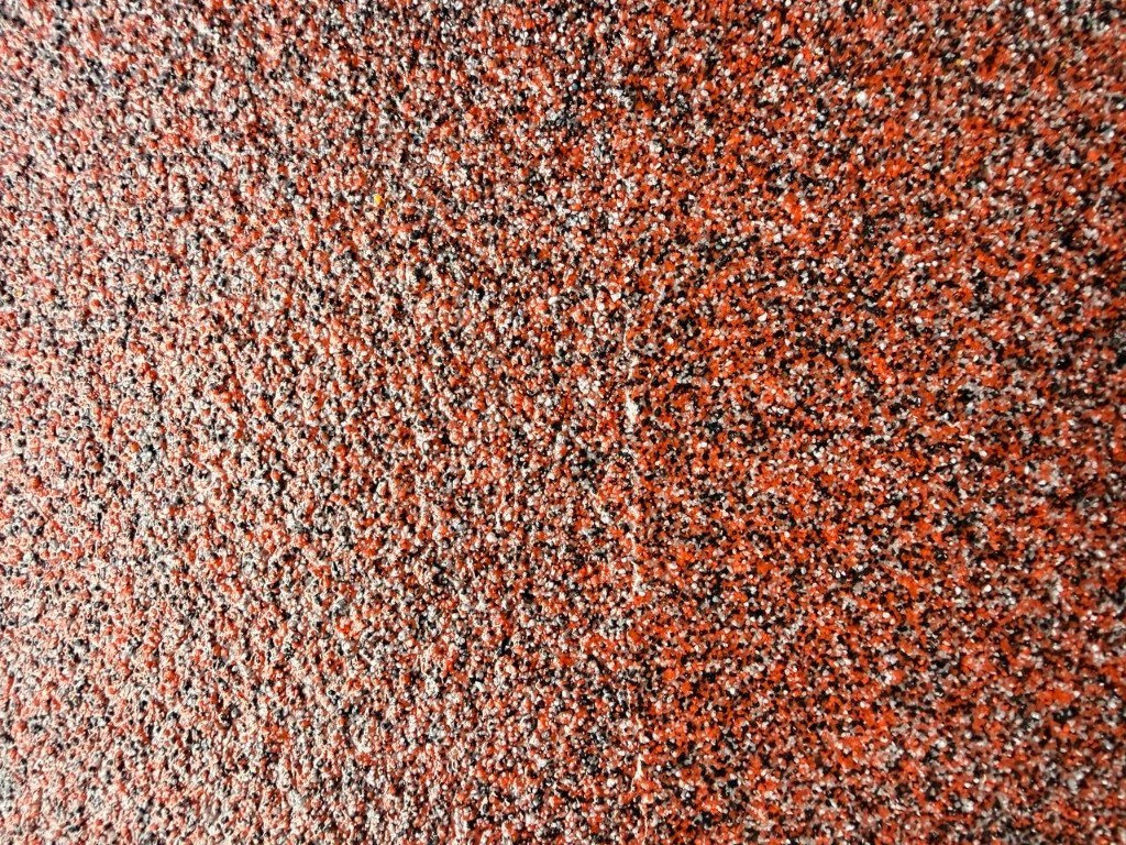 Revestimento em resina cor Vermelho Vulcânico com dois tipos de acabamento