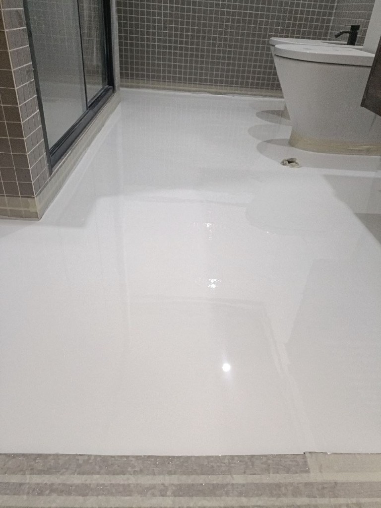 Casa de banho na Margem Sul com piso epóxi branco contínuo - superfície impermeável e brilhante, Rev-Tek Portugal