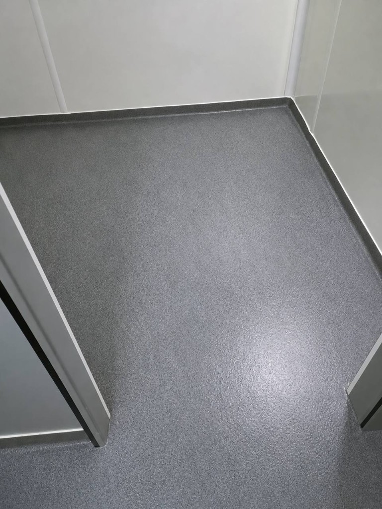 Piso em resina de metacrilato (MMA) em Lisboa, Portugal - acabamento texturado contínuo e rodapé sanitário, Rev-Tek