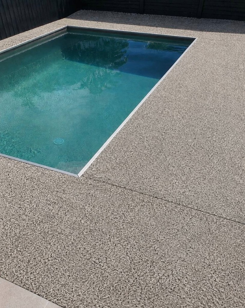 Tapete de Pedra em torno de piscina residencial na Costa da Caparica - revestimento drenante contínuo, Rev-Tek Portugal